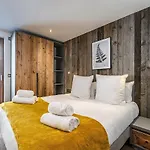 Le Globe Argentiere - By Emerald Chamonix